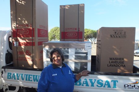 Magrieta Adams staan trots by die eerste deel van Silwerjare se â€œLottoâ€-toerusting wat afgelewer is